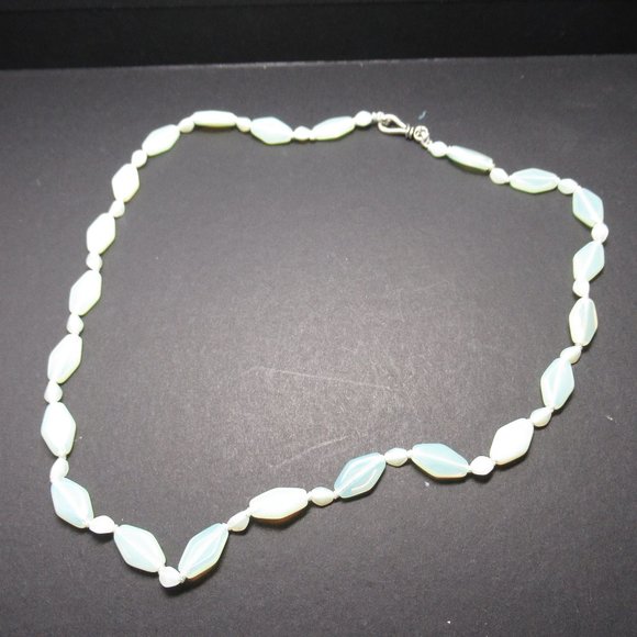 Uranium glass bead necklace - Picture 6 of 10